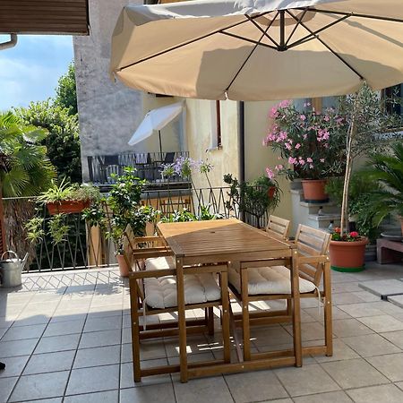 La Dolce Vita Apartment Intra Luaran gambar