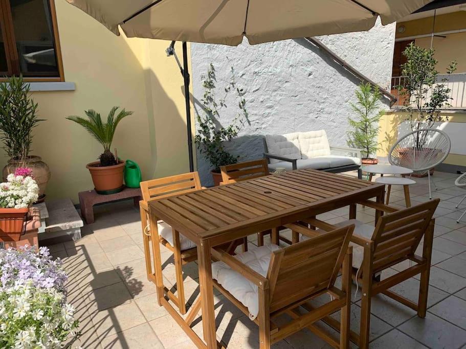 La Dolce Vita Apartment Intra Luaran gambar